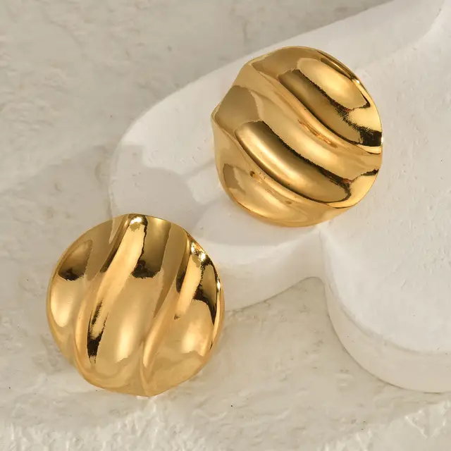 Hana Wavy Round Earrings