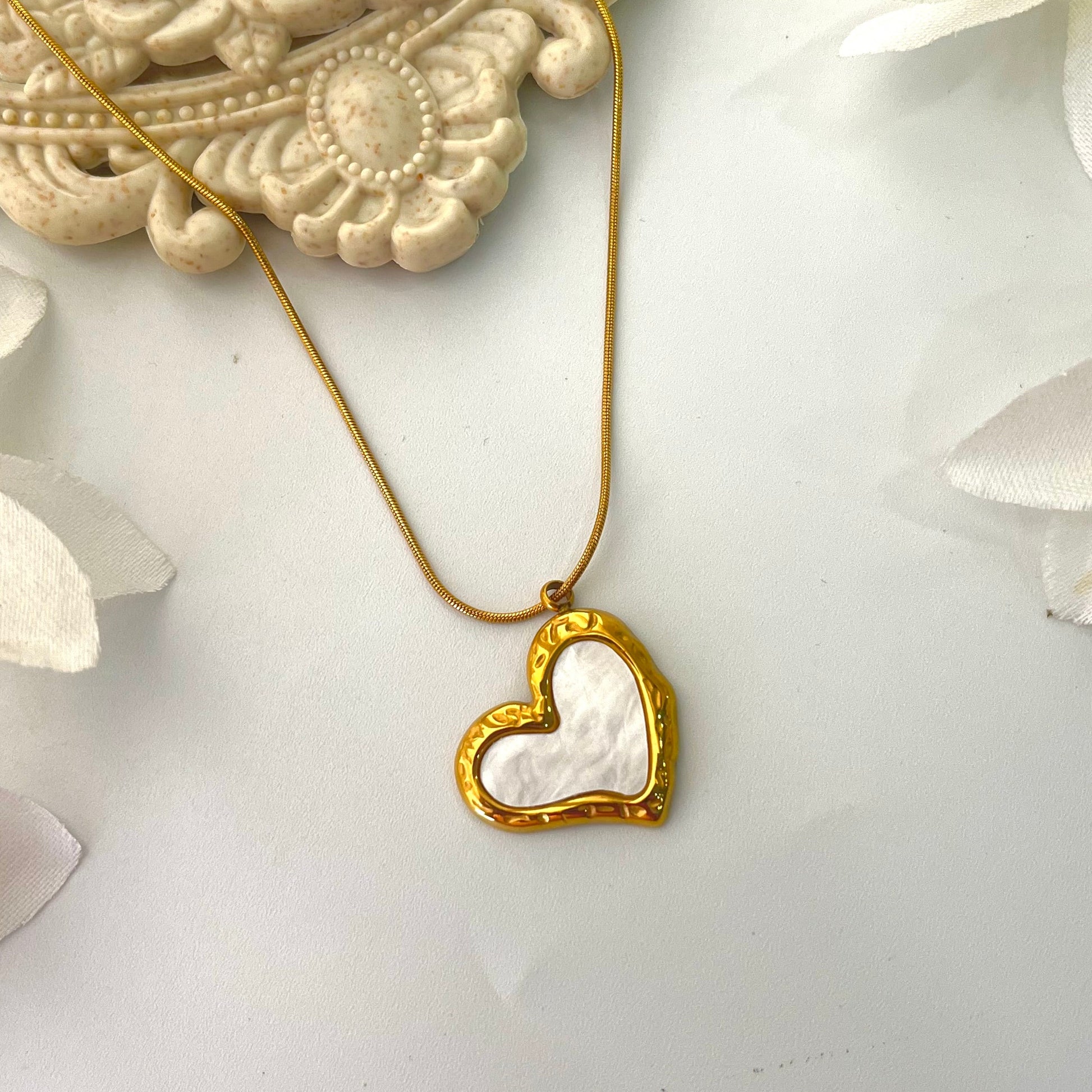 Ceio White Heart Necklace