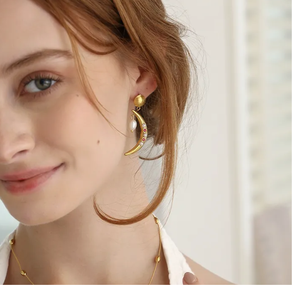 Qoius Moon Pearl Dangler