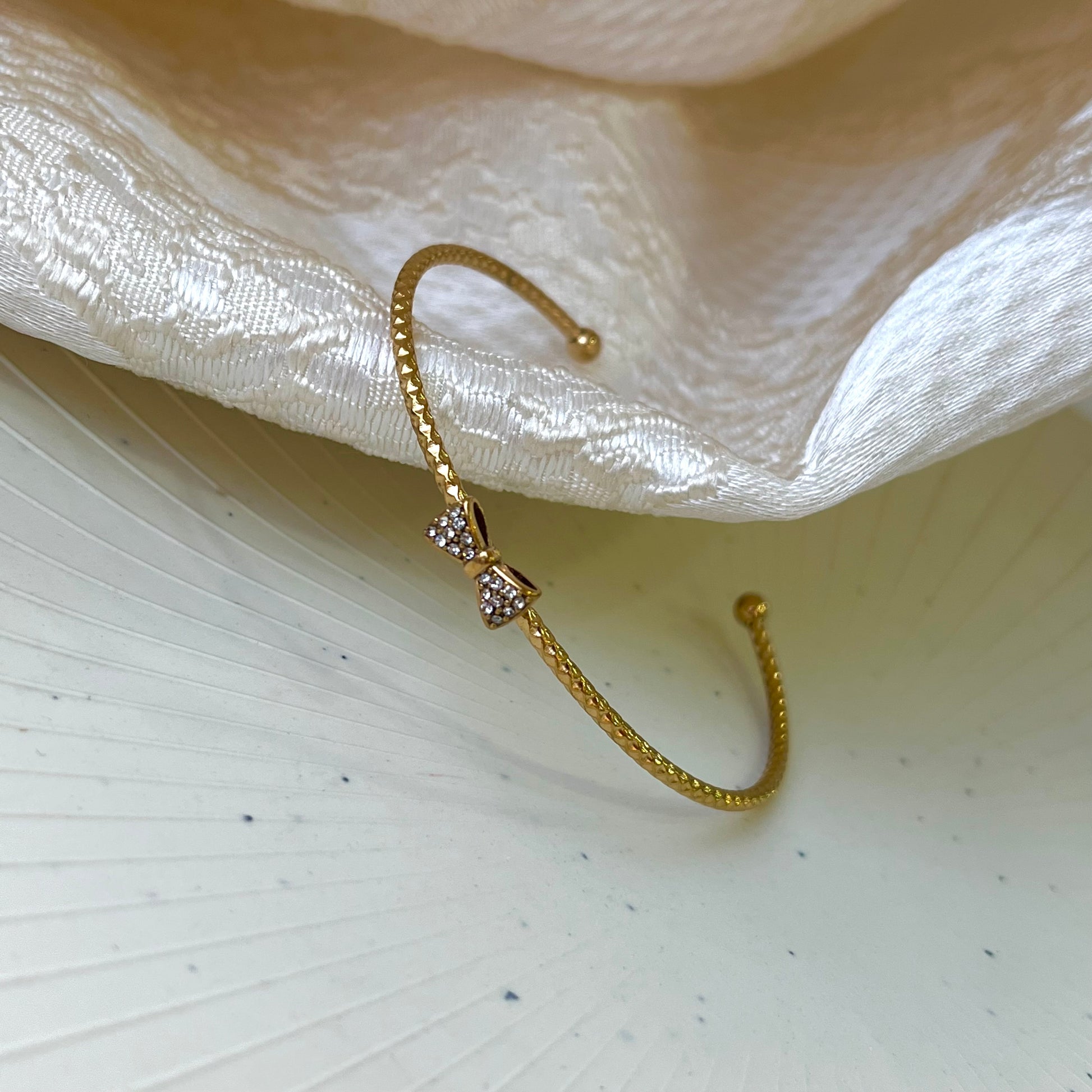 Pinkie Pookie Bow Cuff✨