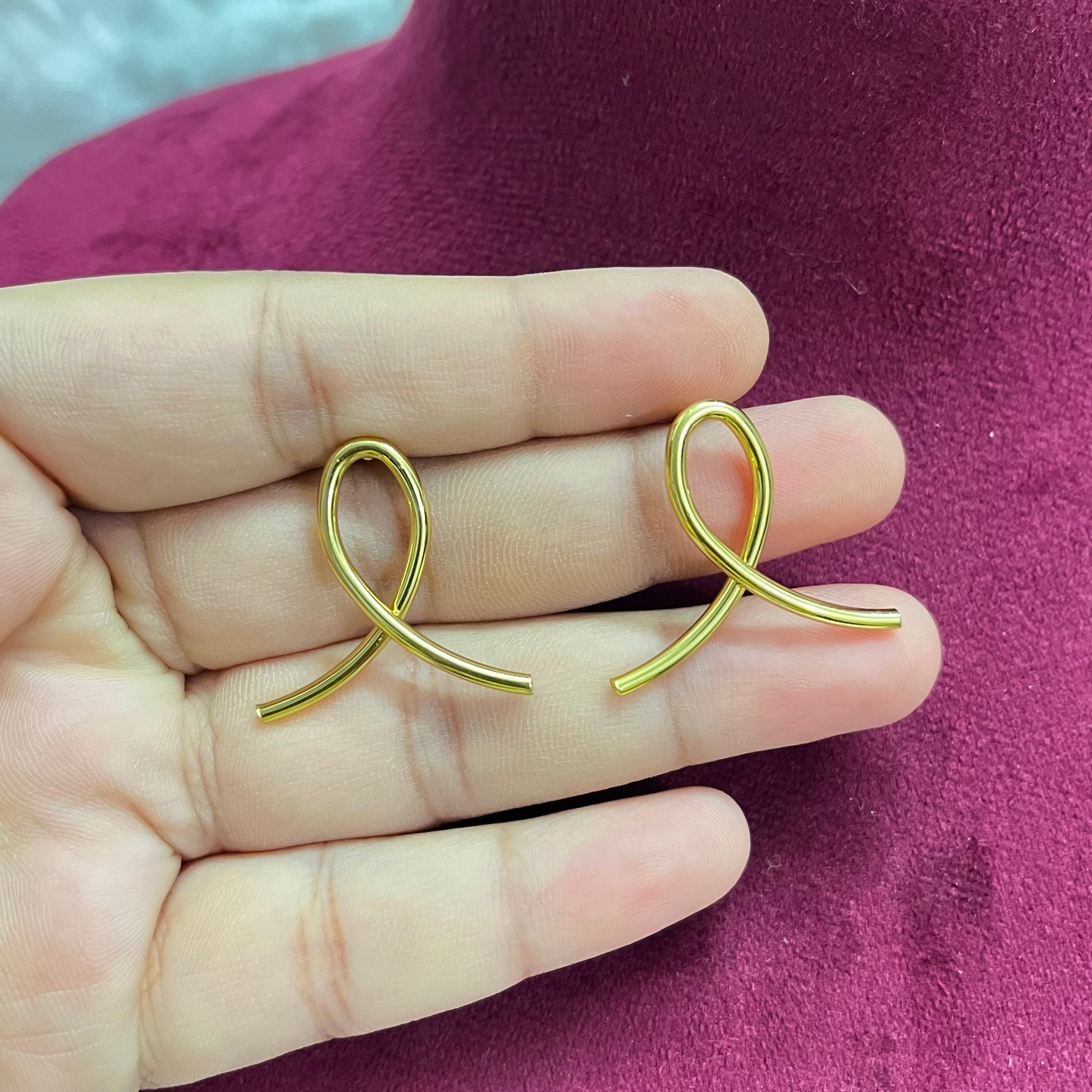 Tie Curvy Gold Earring