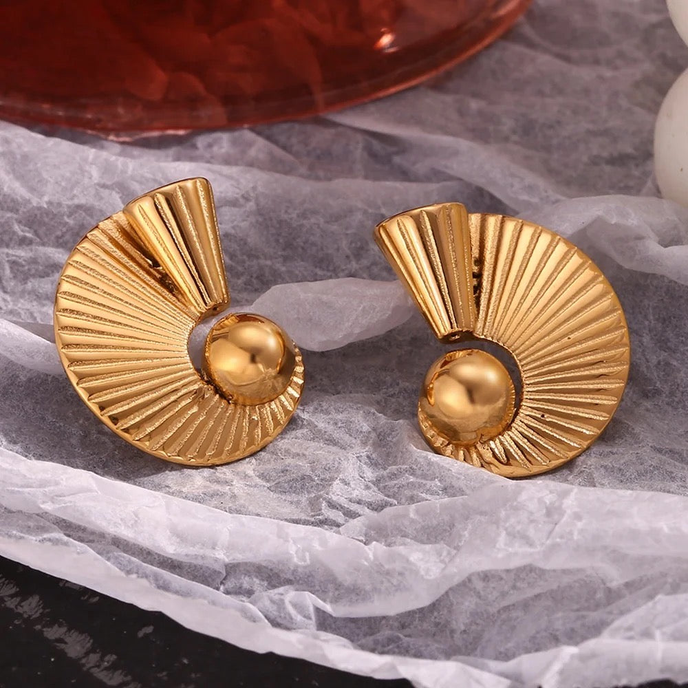 Veral Beachy Gold Earrings
