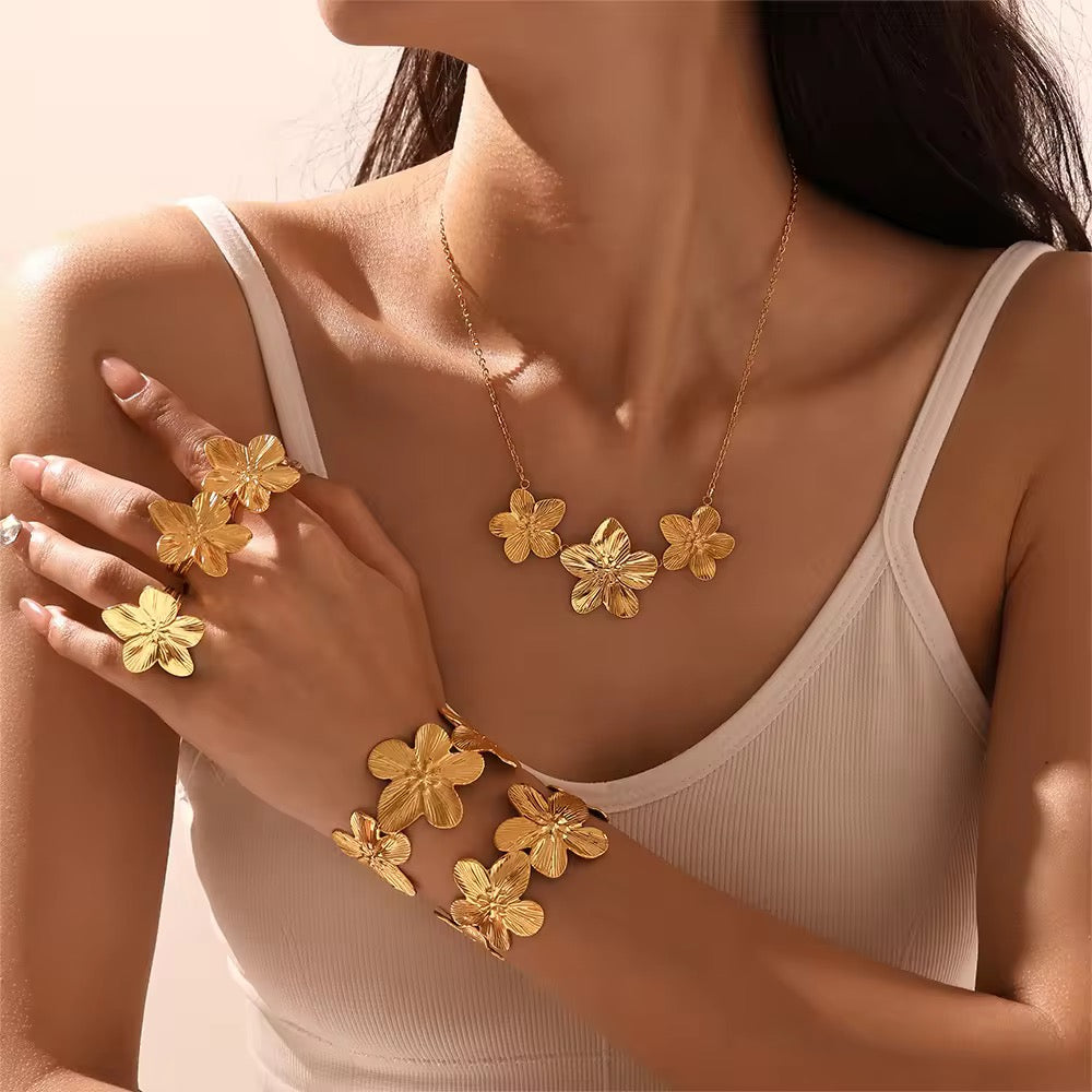 Tiaya Tri Flower Necklace