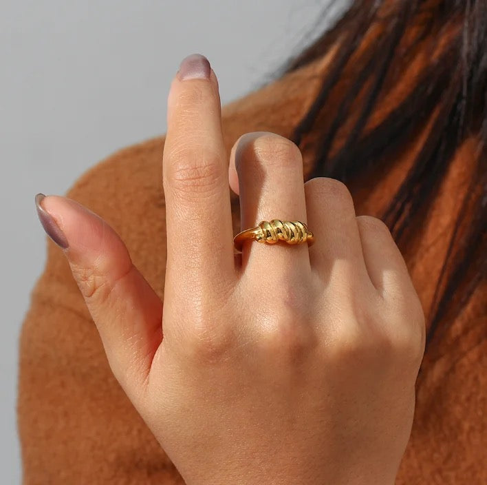 Pebble Twisted Gold Ring