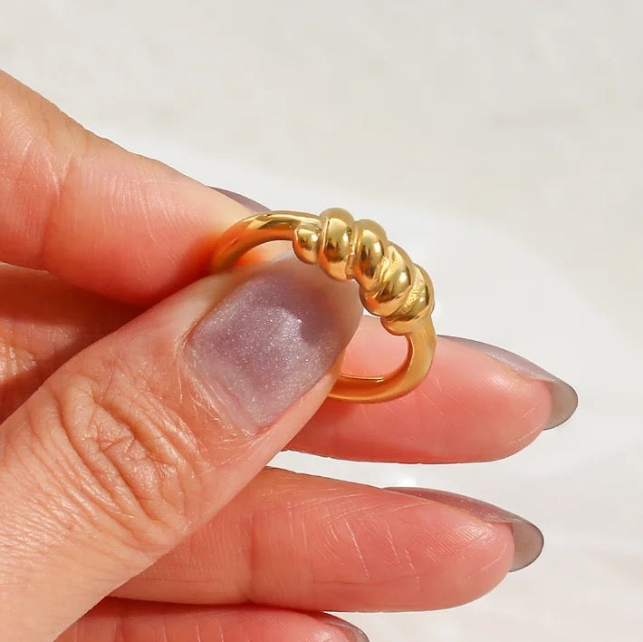 Pebble Twisted Gold Ring