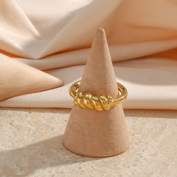 Pebble Twisted Gold Ring