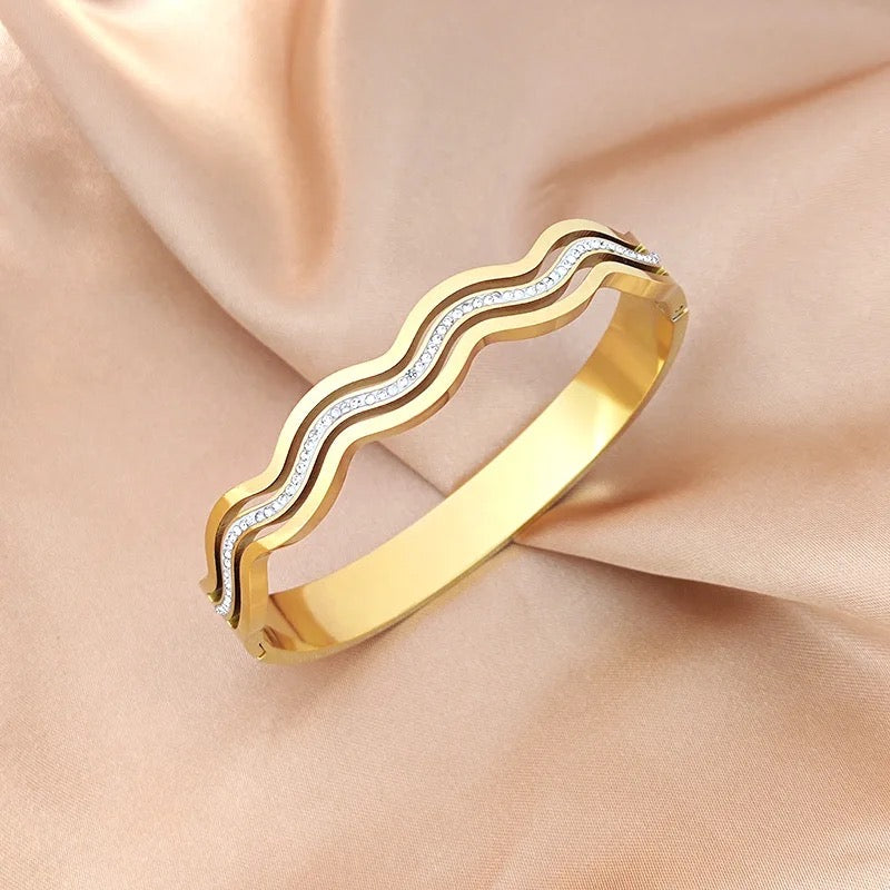 Curvy Rosegold Wave Cuff