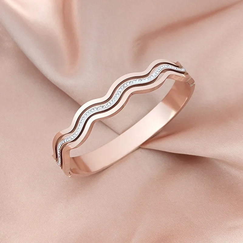 Curvy Rosegold Wave Cuff