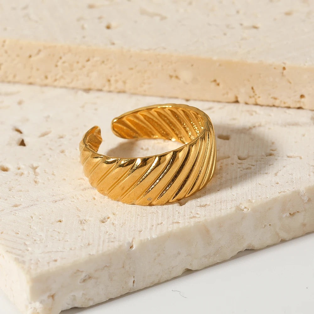 Winni Pattern Gold Ring