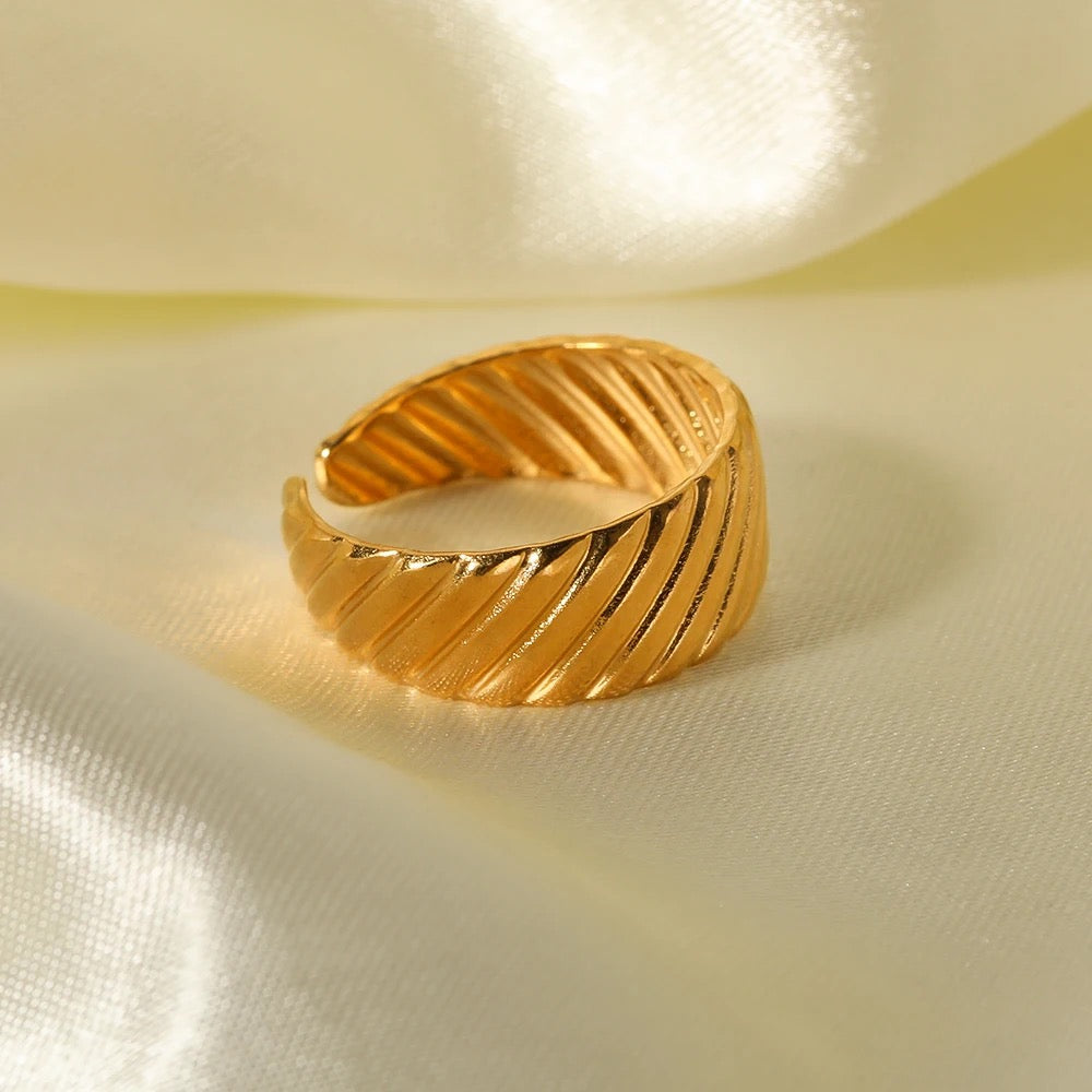 Winni Pattern Gold Ring
