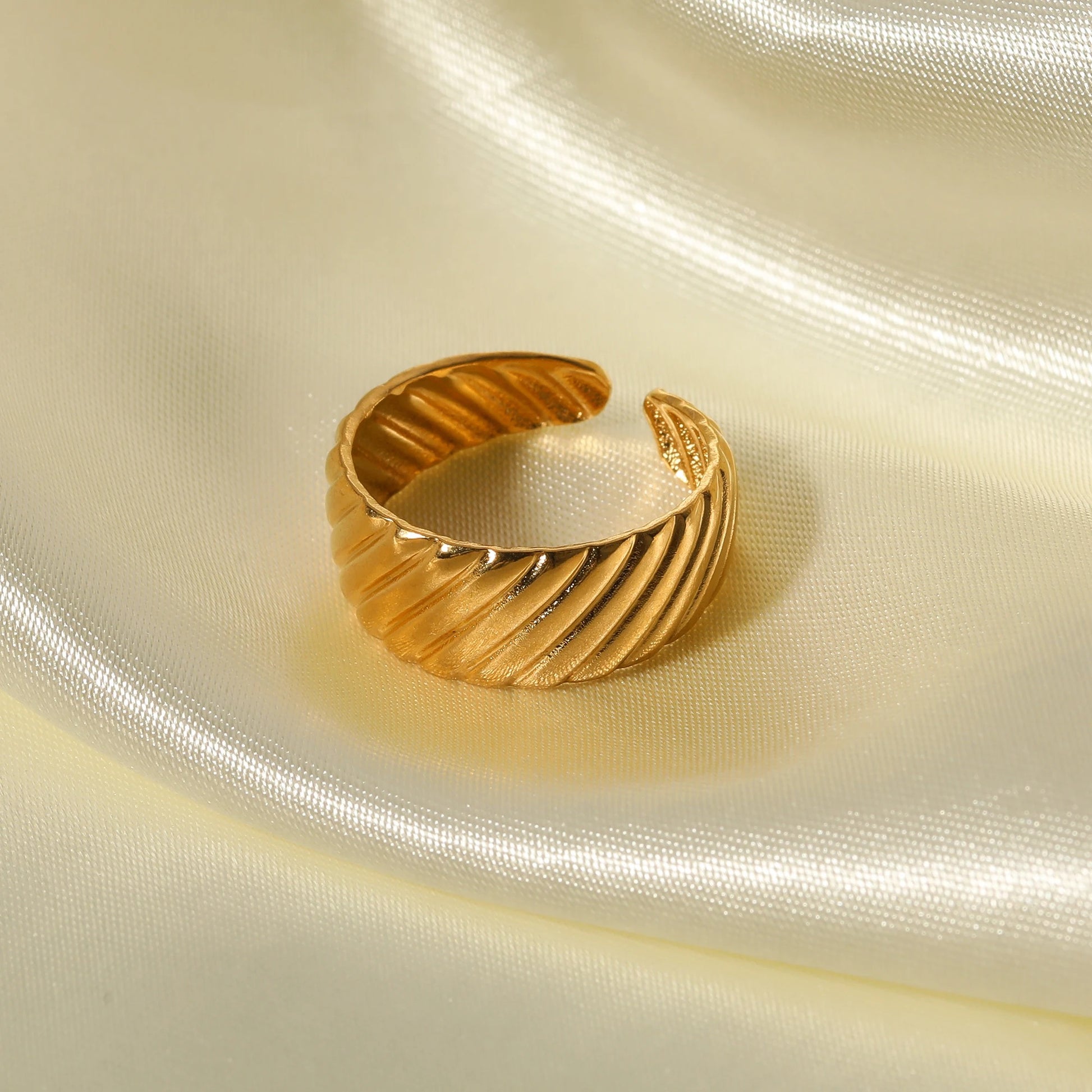 Winni Pattern Gold Ring