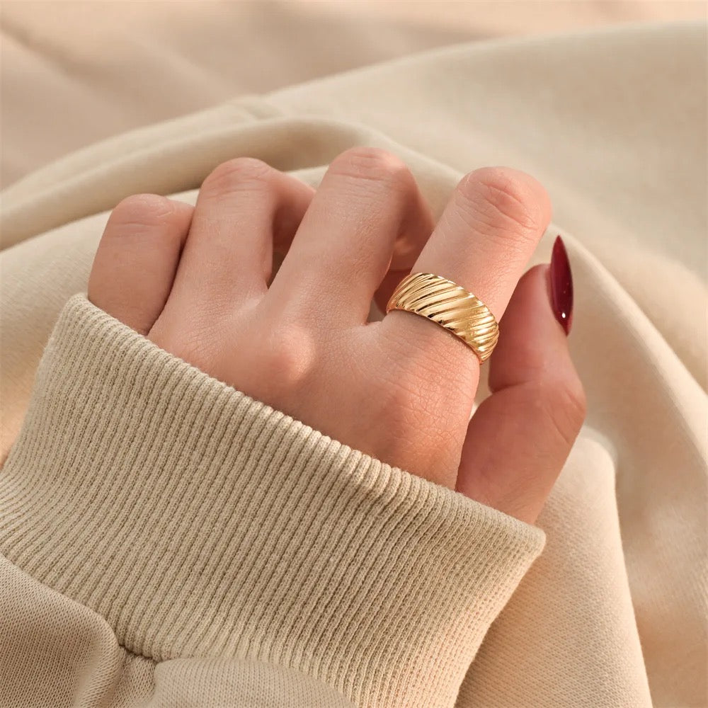 Winni Pattern Gold Ring
