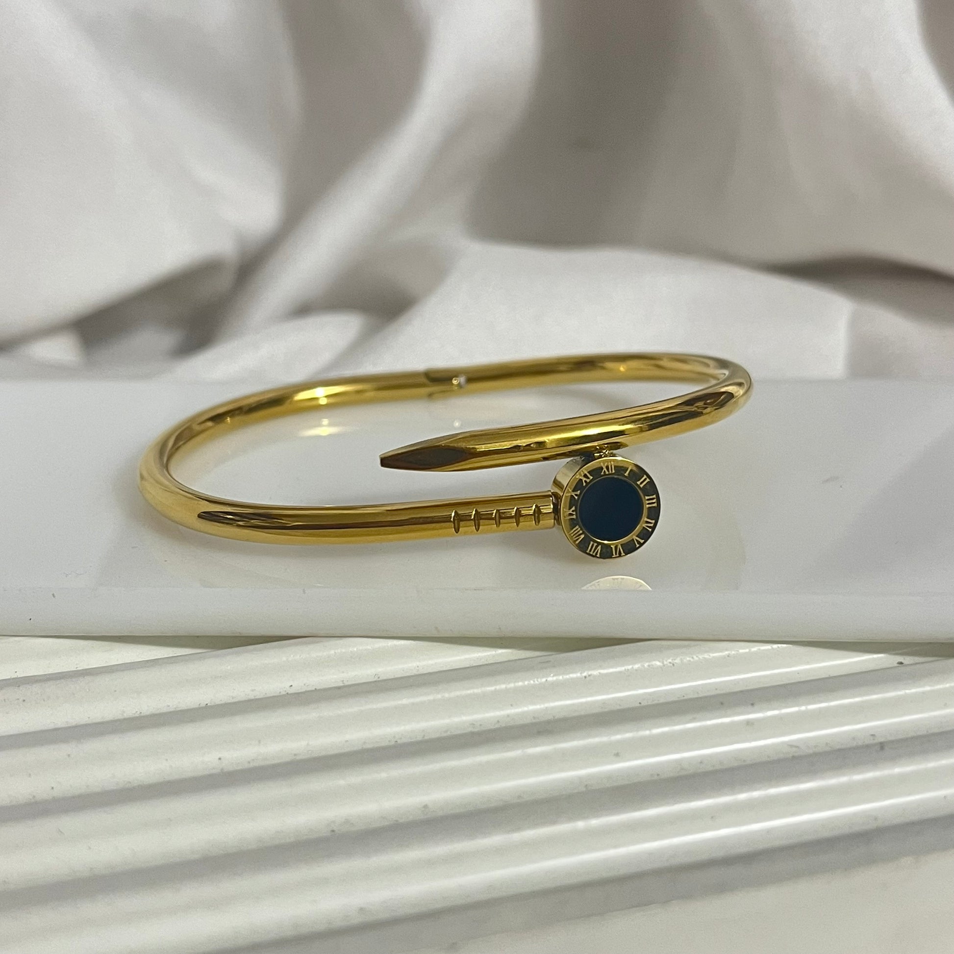 Nail Black Gold Cuff