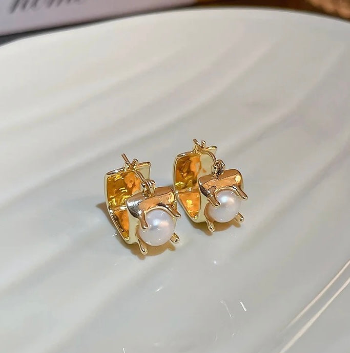 Dora Pearl Mini Earrings