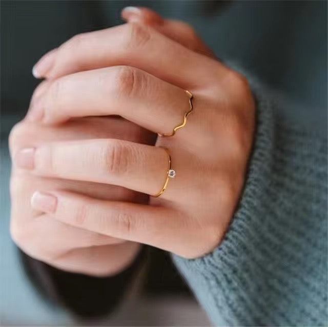 Dainty Wiva Sleek Ring
