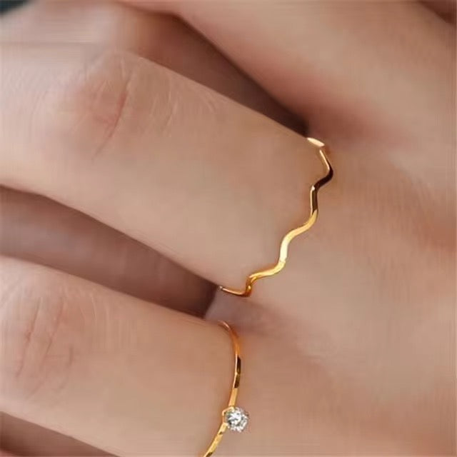 Dainty Wiva Sleek Ring
