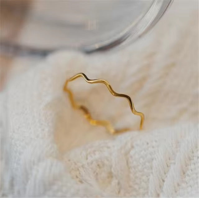 Dainty Wiva Sleek Ring