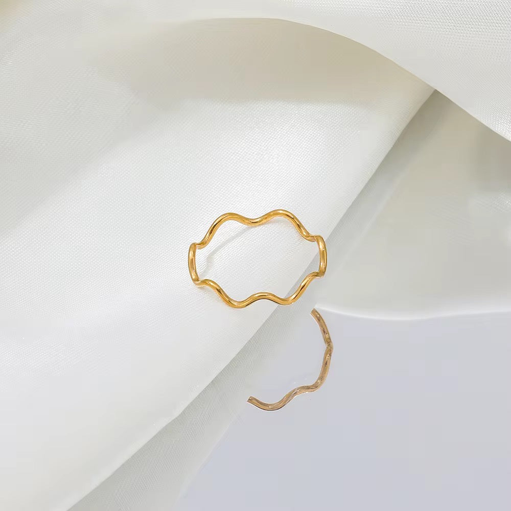 Dainty Wiva Sleek Ring