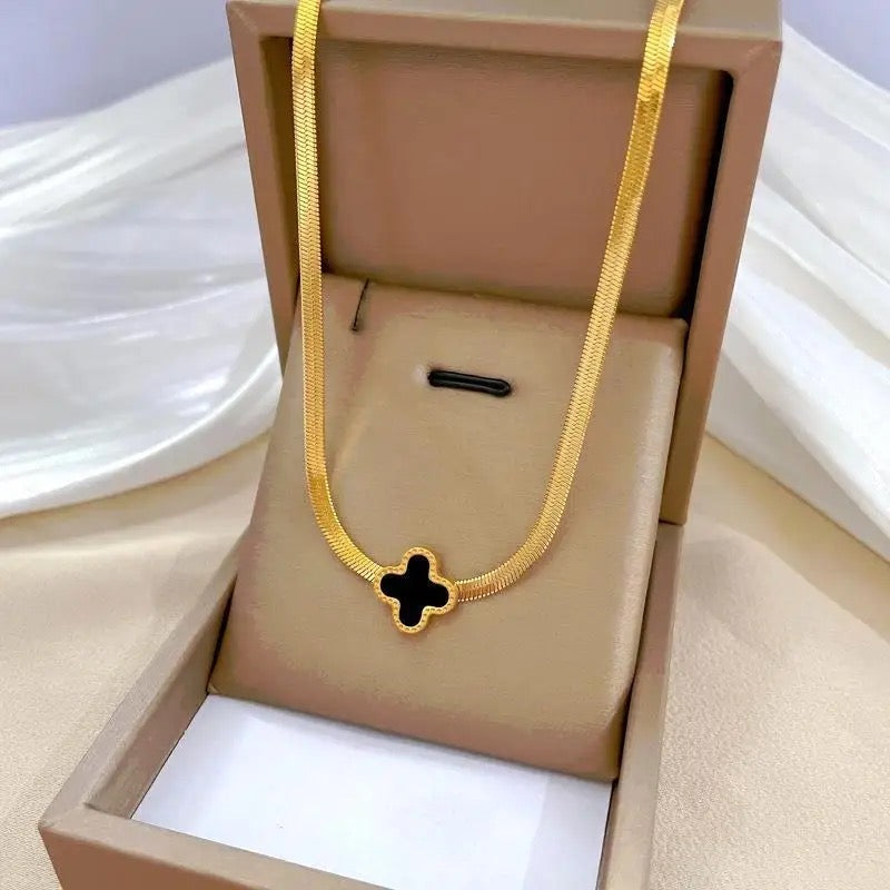 Melo Clover Snake Necklace