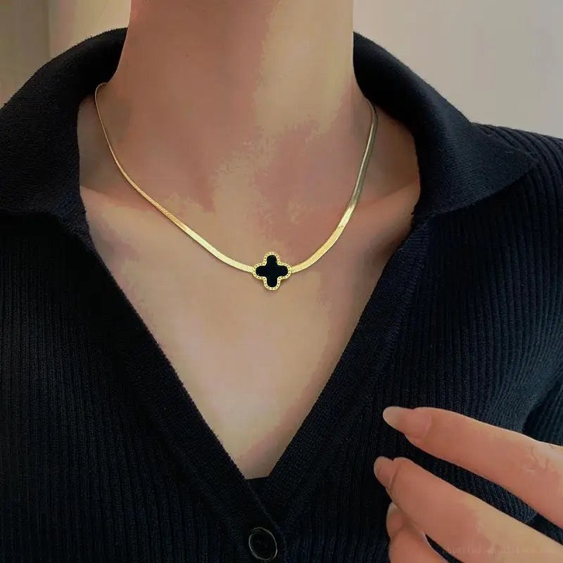 Melo Clover Snake Necklace