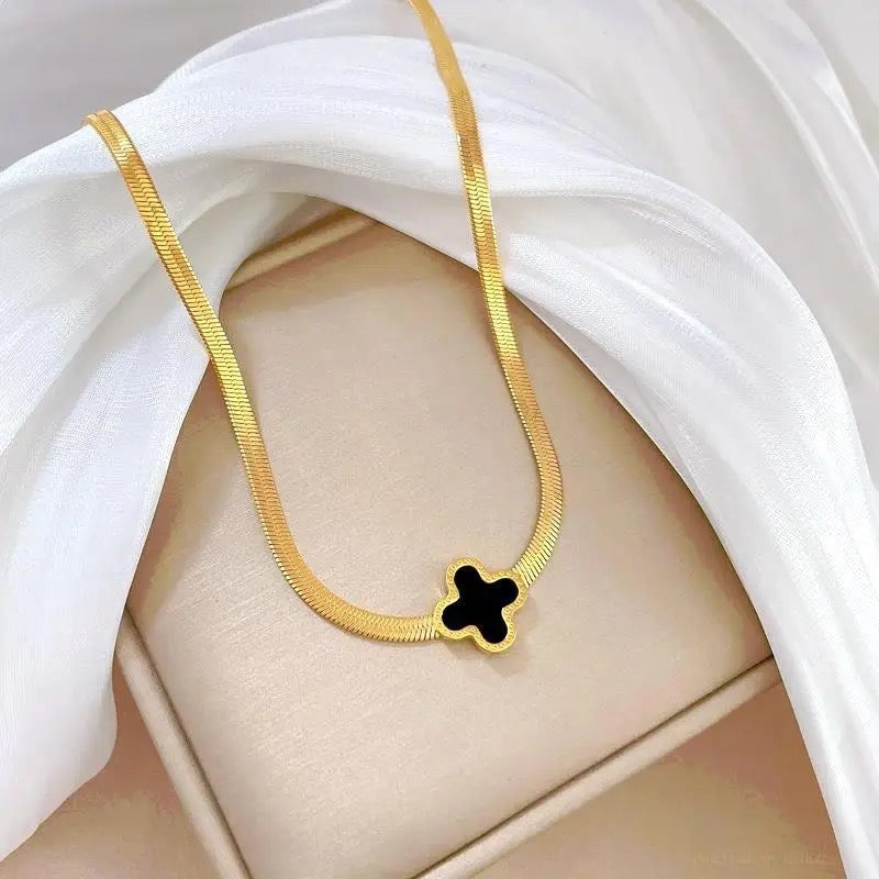 Melo Clover Snake Necklace