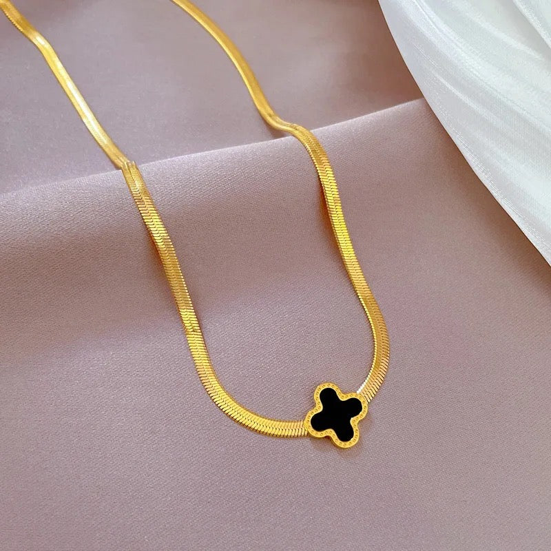 Melo Clover Snake Necklace