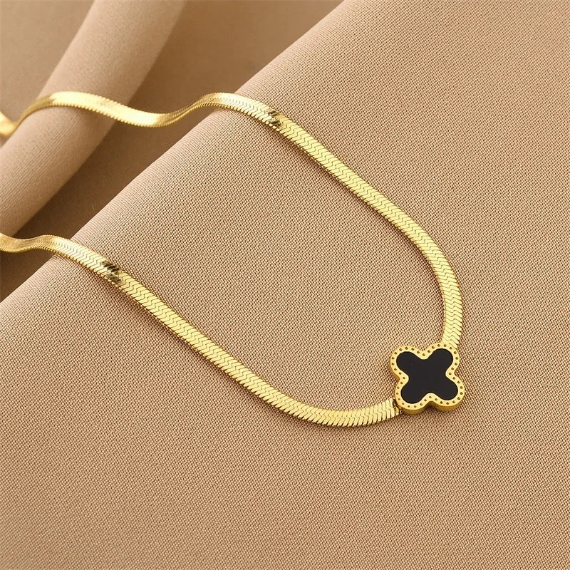 Melo Clover Snake Necklace