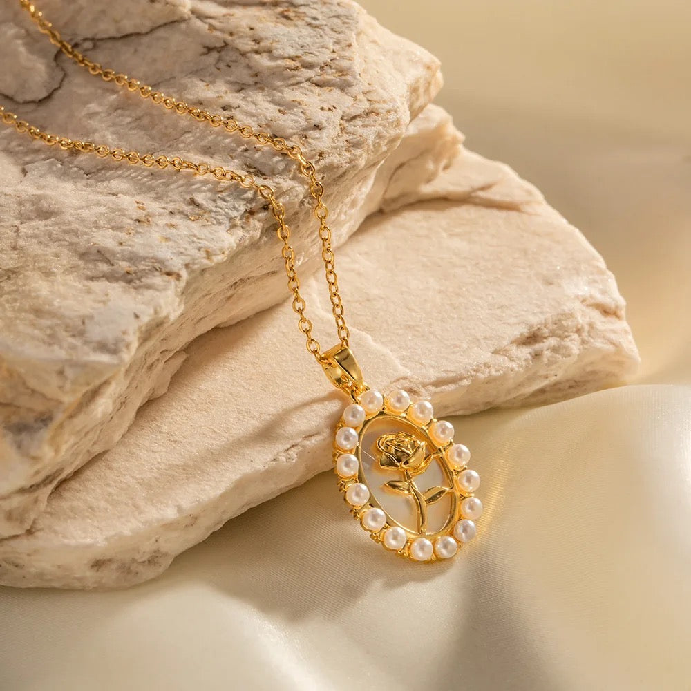Lumi Flower Pearl Necklace