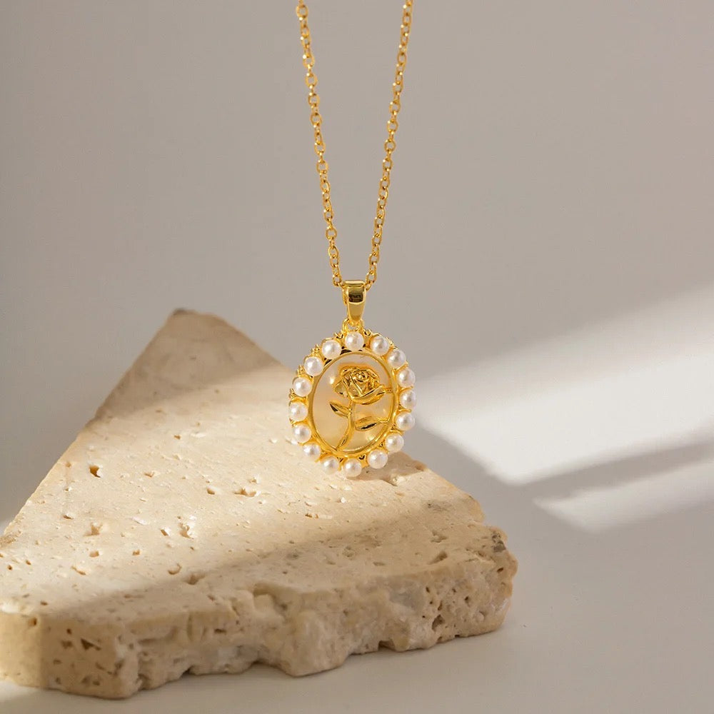 Lumi Flower Pearl Necklace