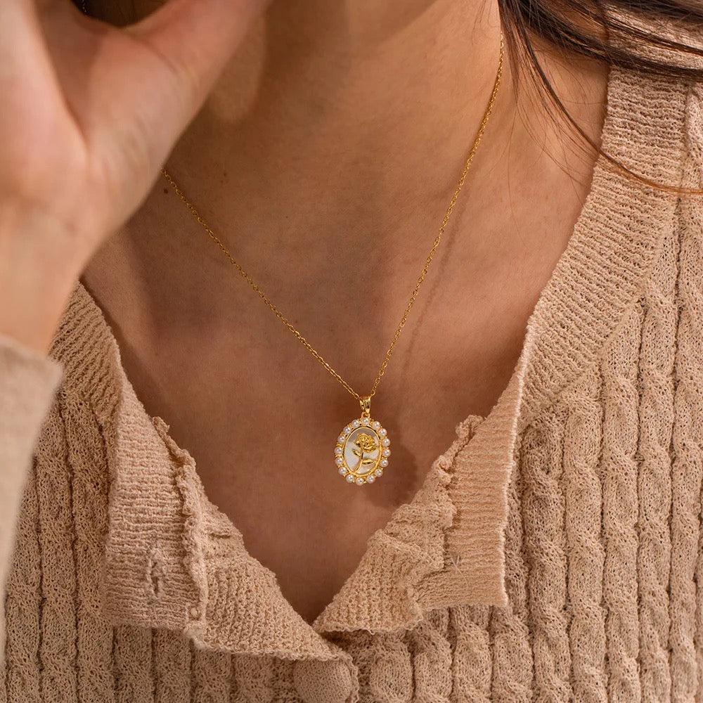 Lumi Flower Pearl Necklace