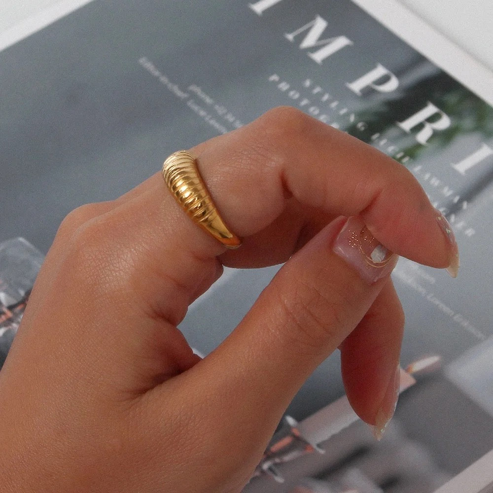 Comit Lining Gold Ring