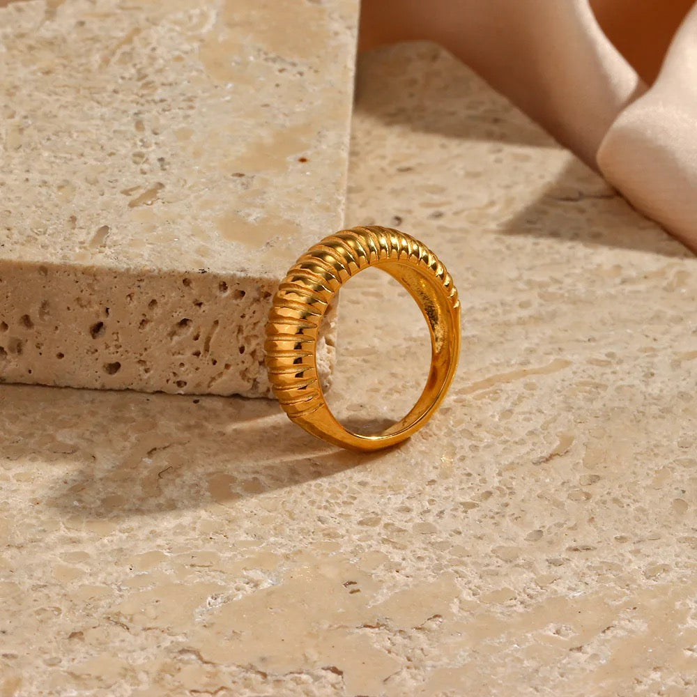 Comit Lining Gold Ring