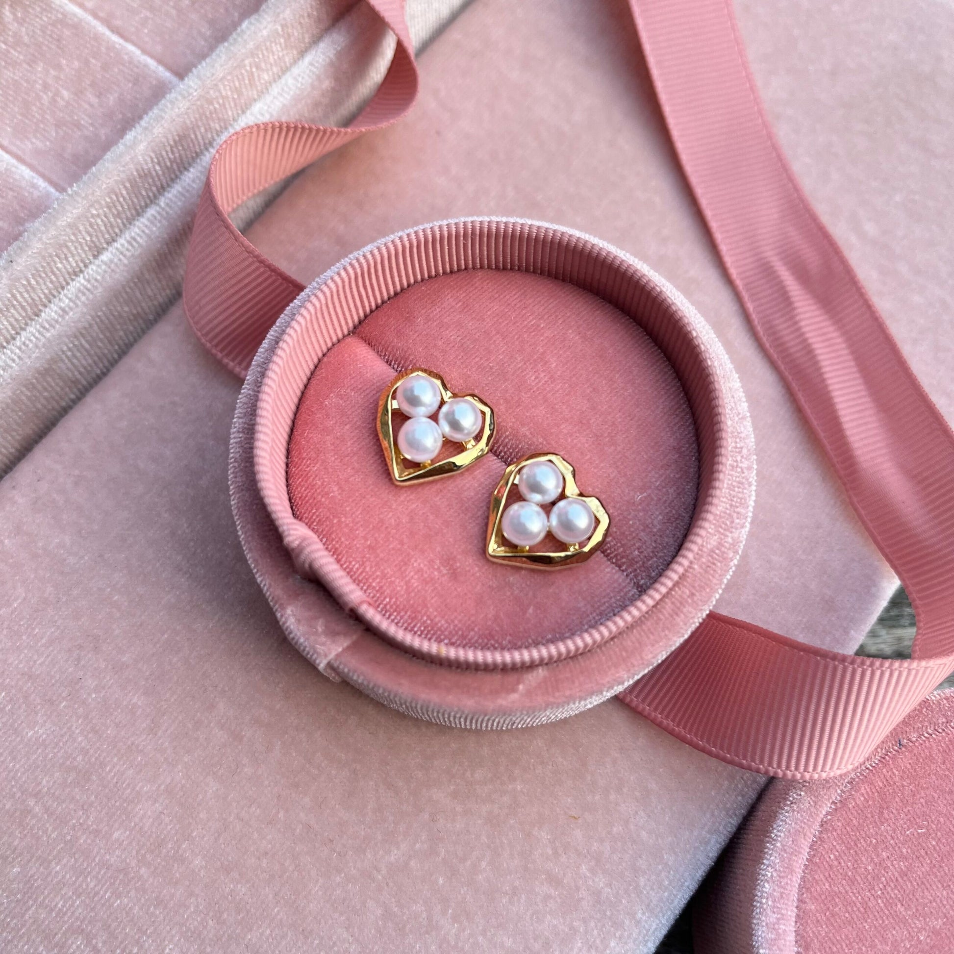 Messy Pearl Heart Daily Wear Studs