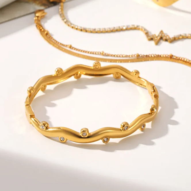 Evaki Wave Gold Cuff✨