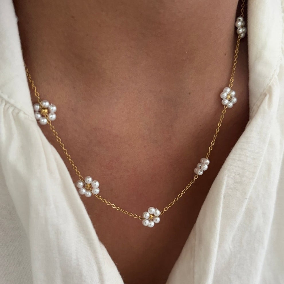 Rubia White Flower Necklace