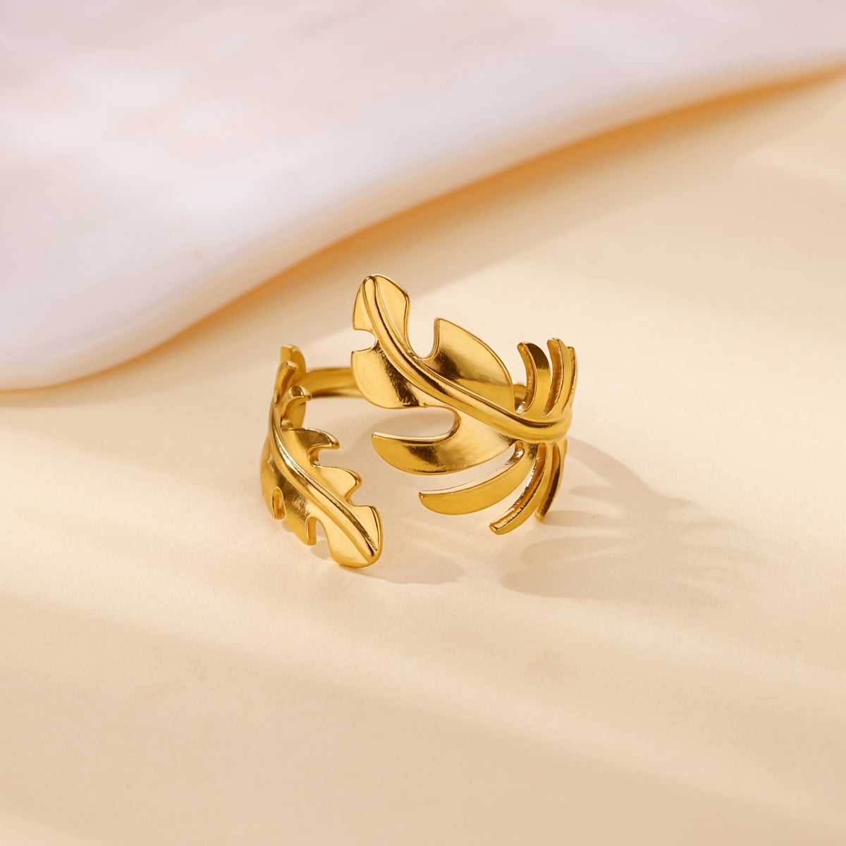 Guiri Leaf Gold Ring