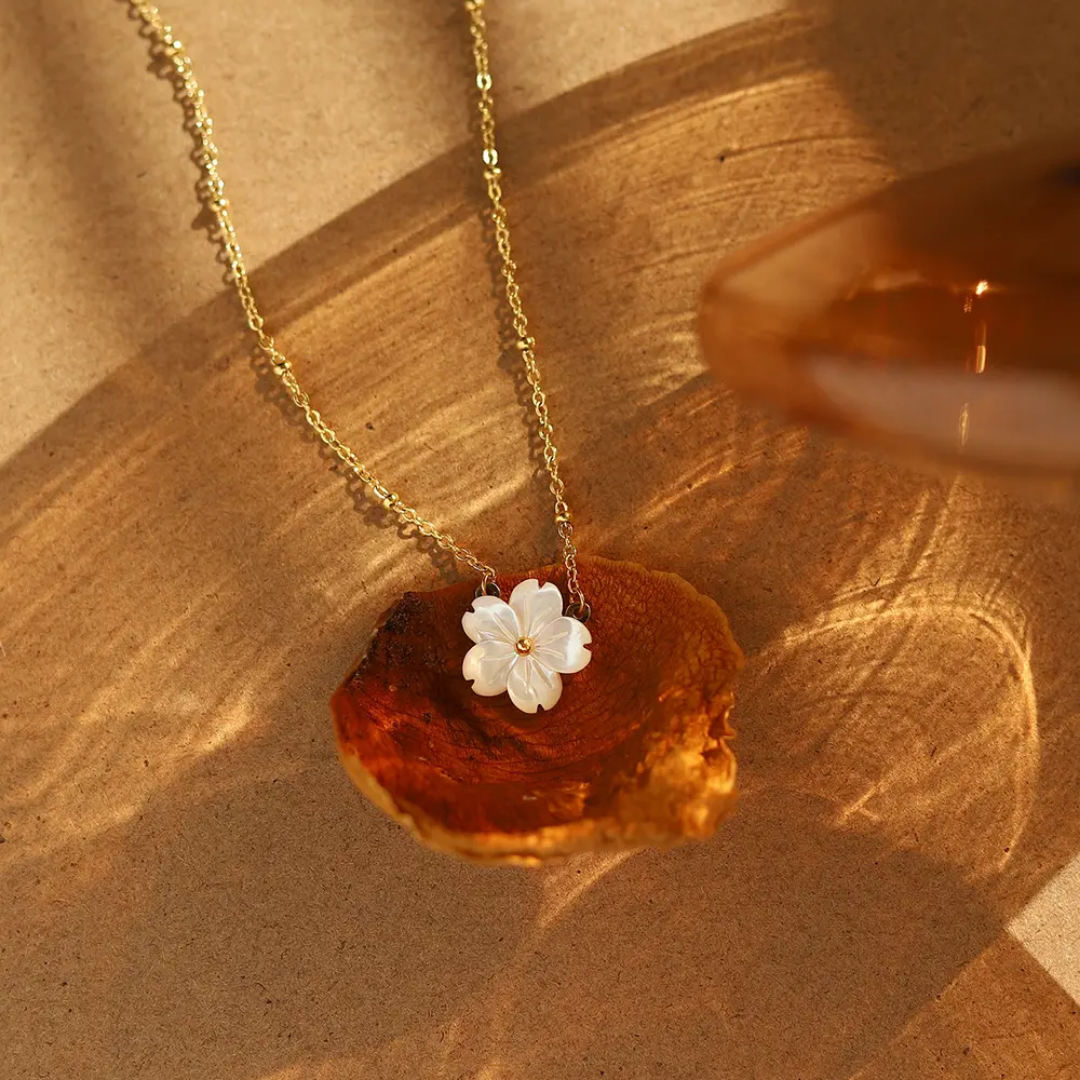 Toire White Flower Necklace✨