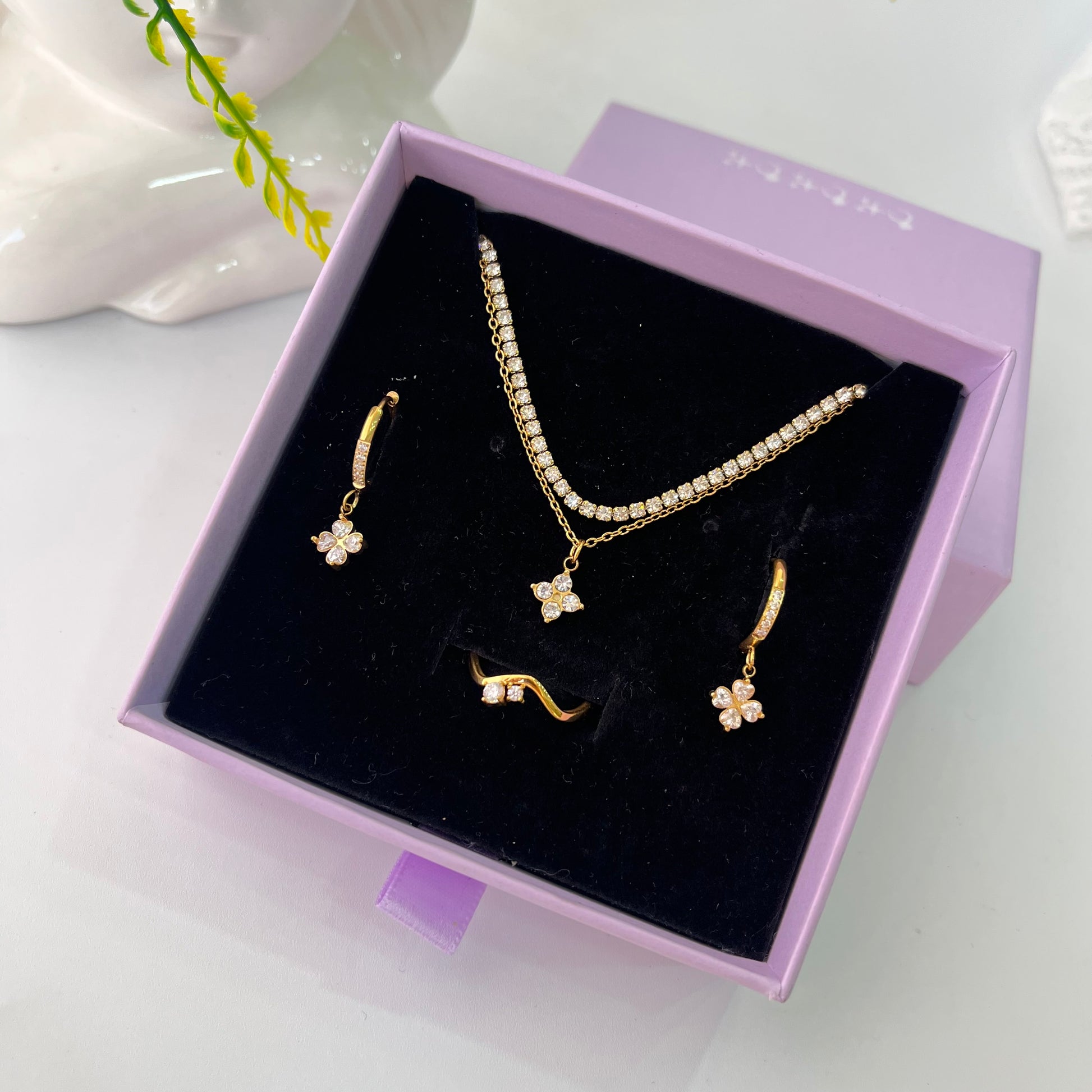 Reign Leaf Diamond Set