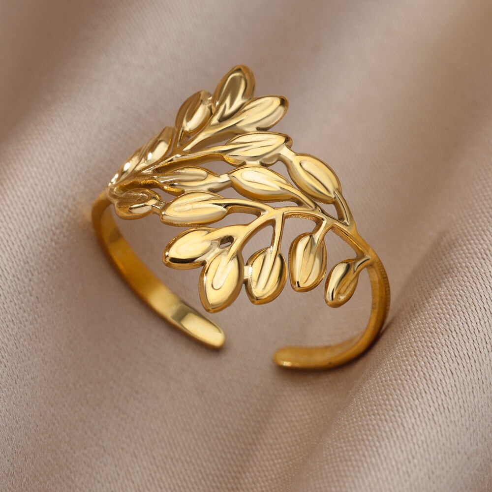 Leafy Sleek Gold Ring