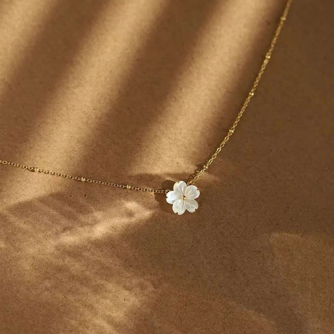 Toire White Flower Necklace✨