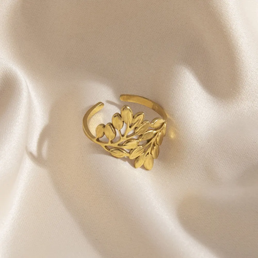 Leafy Sleek Gold Ring