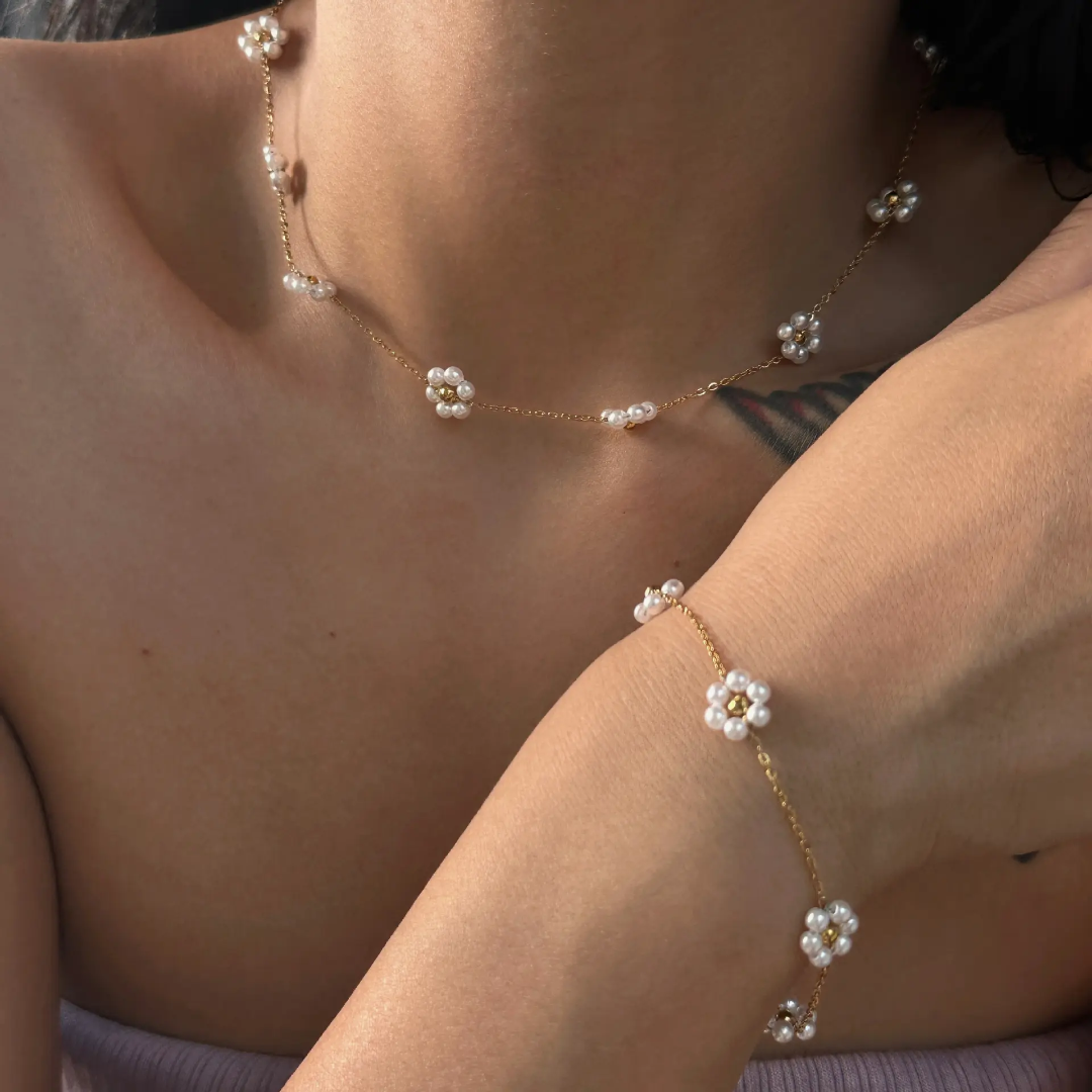 Rubia White Flower Necklace