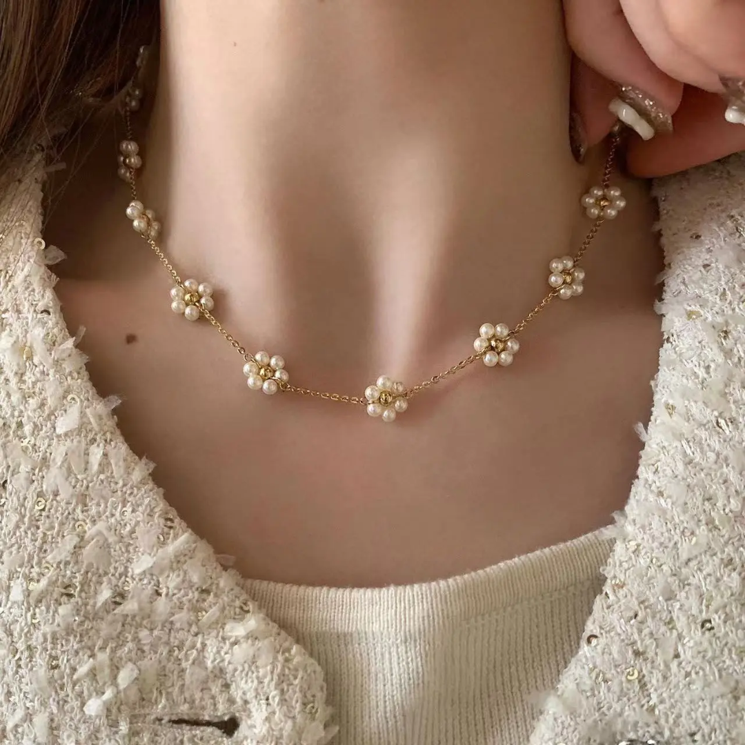 Rubia White Flower Necklace