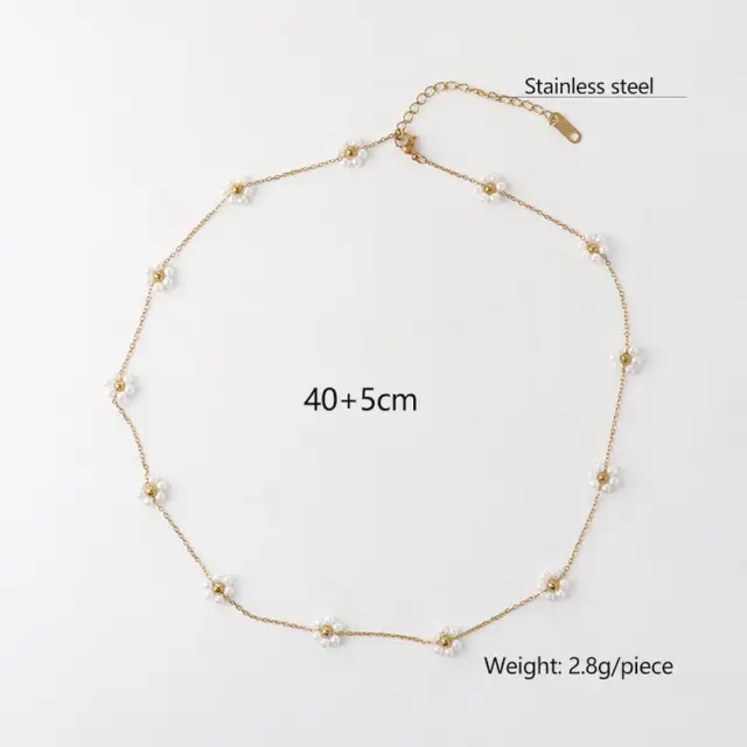Rubia White Flower Necklace