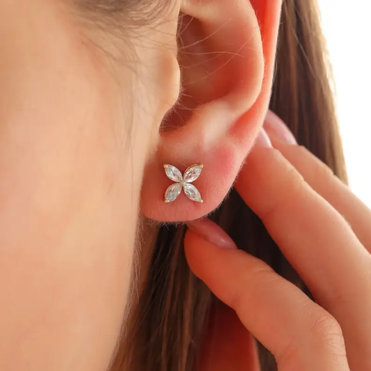 Demi fine Flower Dainty Stud