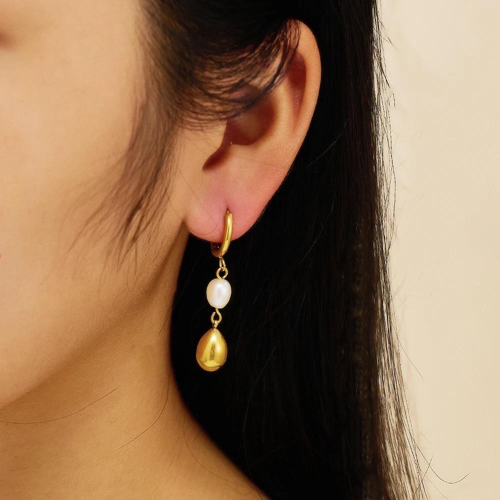 Vizi Pearl Gold Danglers