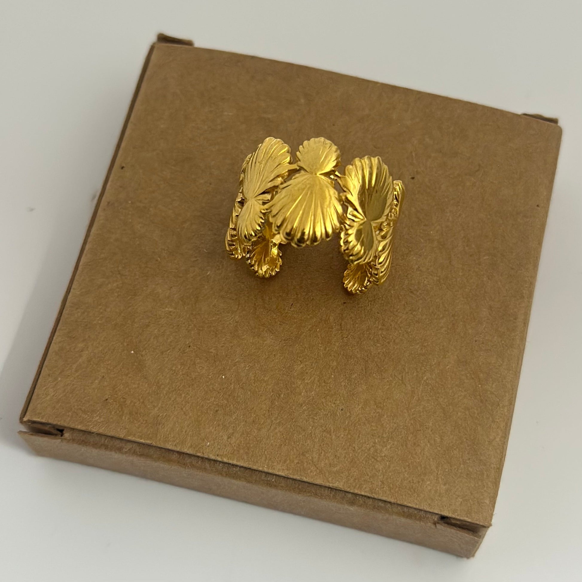 Mua Shell Gold Ring