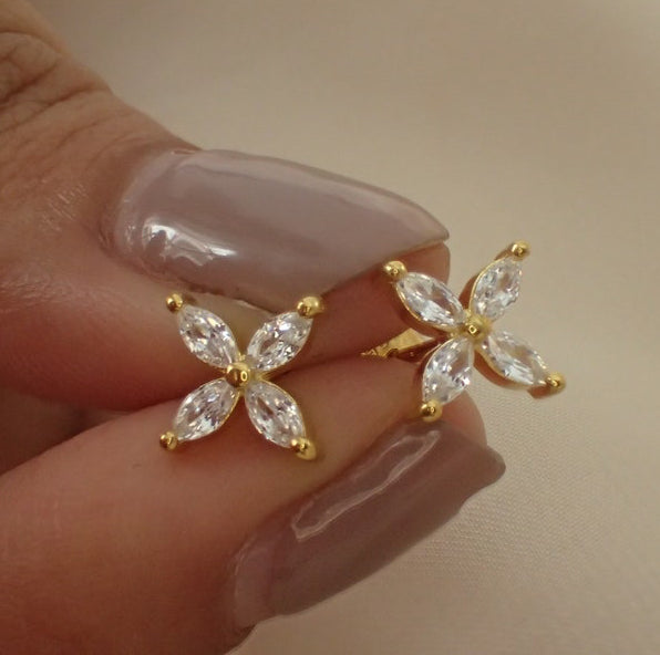 Demi fine Flower Dainty Stud