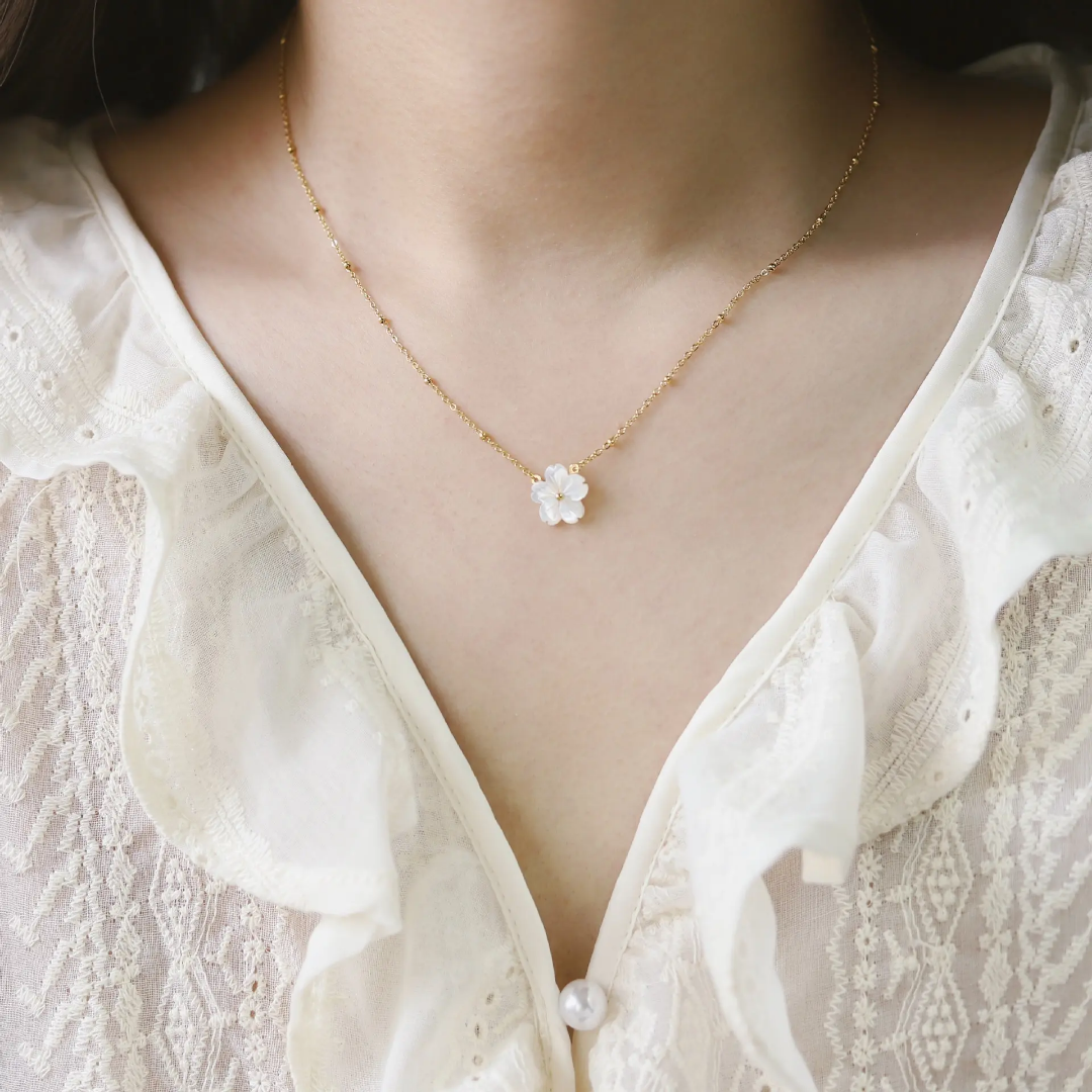 Toire White Flower Necklace✨
