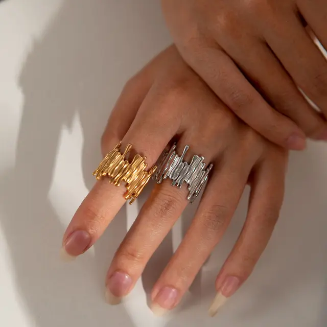 Martishia Asymmetric Gold Ring